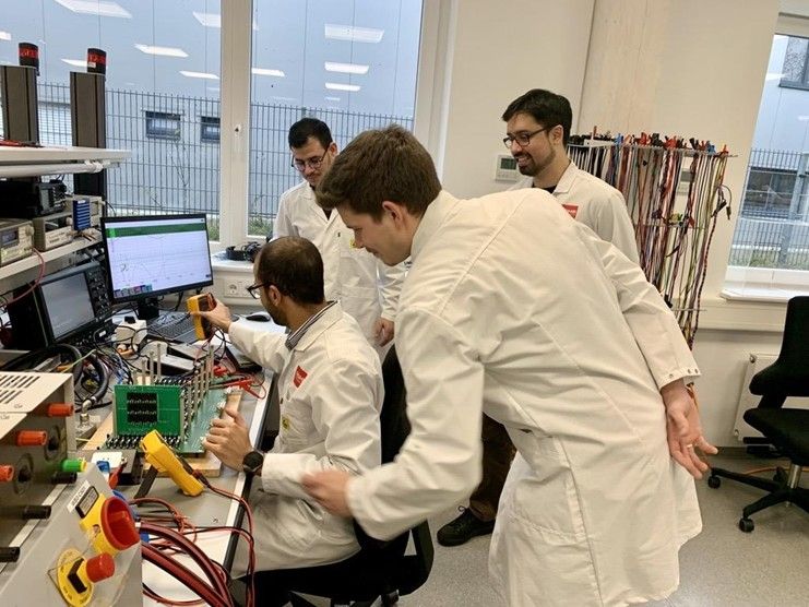 Fig. 5 At ROHM’s ATSC in Europe, engineers collaborate directly with customers on circuit evaluation and design-in support.