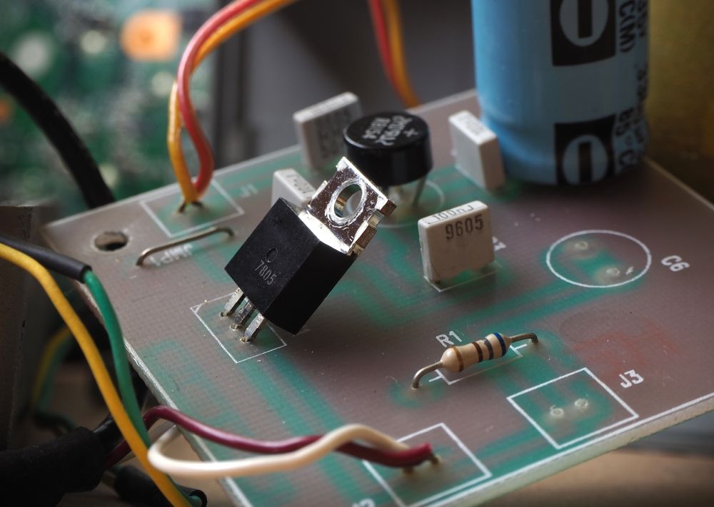 Simple voltage regulator circuit board. 5 Volts DC adapter powered by 7805 IC.