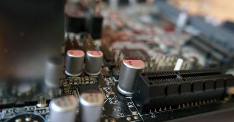 Автомобильная промышленность и искусственный интеллект: две отрасли, стимулирующие бум на рынке конденсаторов