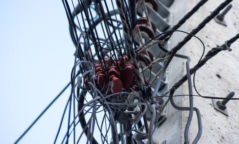 Затухание и передача отражения с использованием последовательного терминирующего резистора