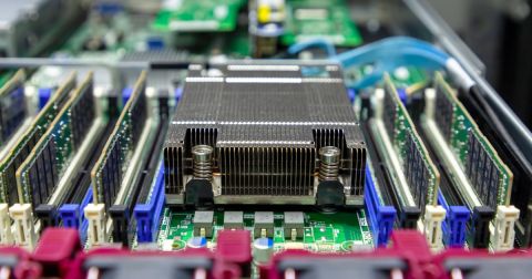 Herausforderungen bei der Stromverteilung und Steckerverbindungsausrichtung in Mehrfach-Platinen-PCB-Systemen