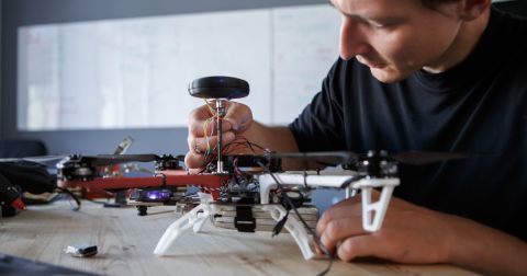 Nahtlose Integration mehrerer Leiterplatten mit fortschrittlicher Simulation und Echtzeit-Validierungswerkzeugen