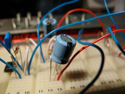 ubicación de los condensadores de desacoplo en el circuito de PCB