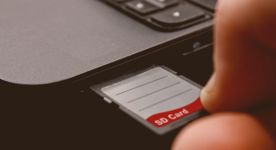 オンボードの供給電圧を不安定化しないMicroSD電源回路の設計方法