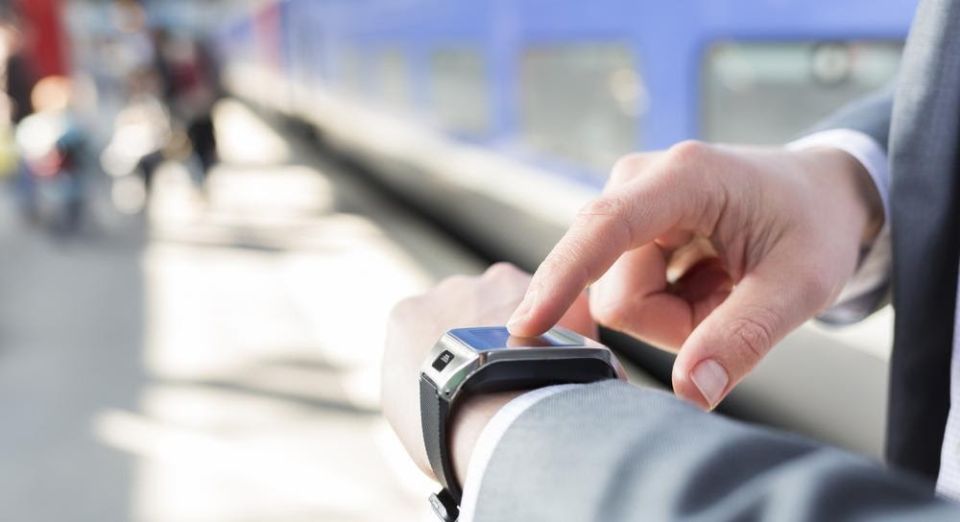 高齢者向けのお洒落で機能的なウェアラブル テクノロジー