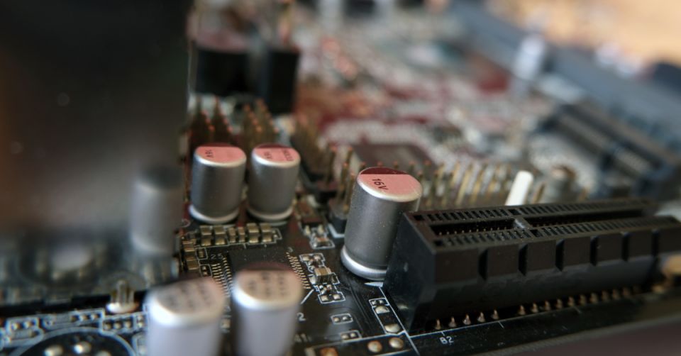 Les secteurs de l'automobile et de l'IA, deux moteurs de l'explosion du marché des condensateurs