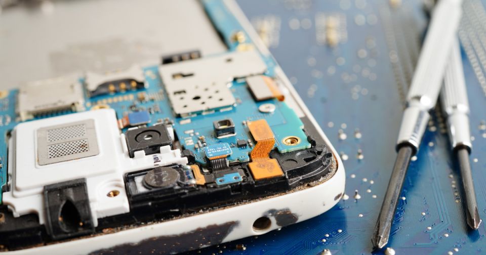 Confiabilidade de Flexão: Como a Geometria de Traços e Materiais Impactam a Longevidade Flexível