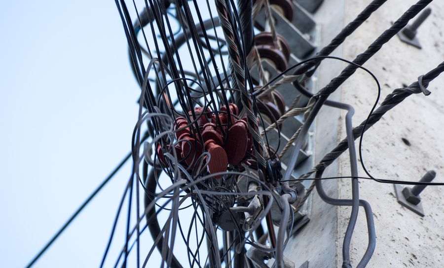 Tłumienie i transfer odbicia z rezystorem terminującym szeregowym