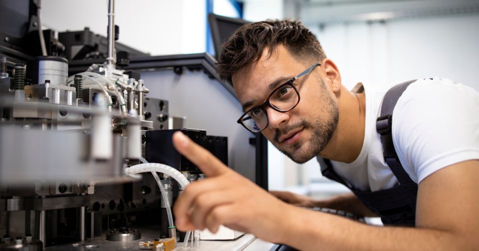 Ingénieur en mécatronique expérimenté travaillant sur une nouvelle machine robotisée automatisée