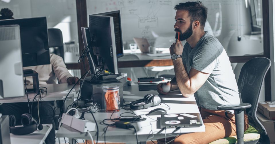 전자 설계 프로젝트에서 변경 요청을 관리하는 남자