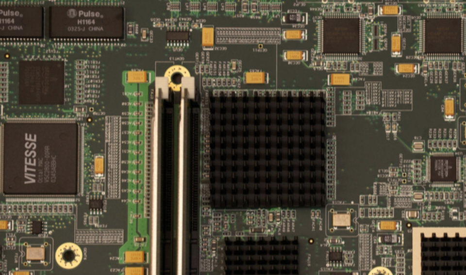 Materialauswahl für PCBs: Wie sich Substrateigenschaften auf die Leistungsfähigkeit von PCBs auswirken