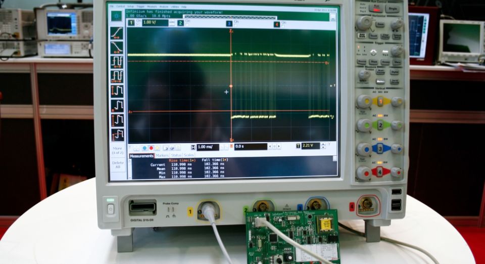 Quelles sont les causes d'oscillation sur un circuit imprimé et comment résoudre le problème ?
