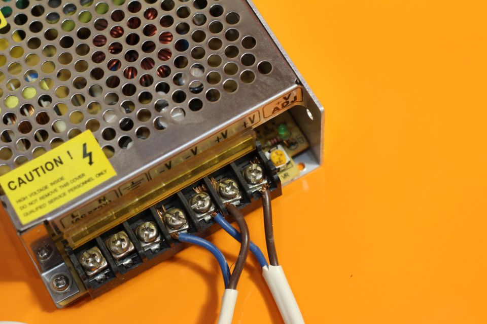 Alimentatore con bilanciamento dell'impedenza