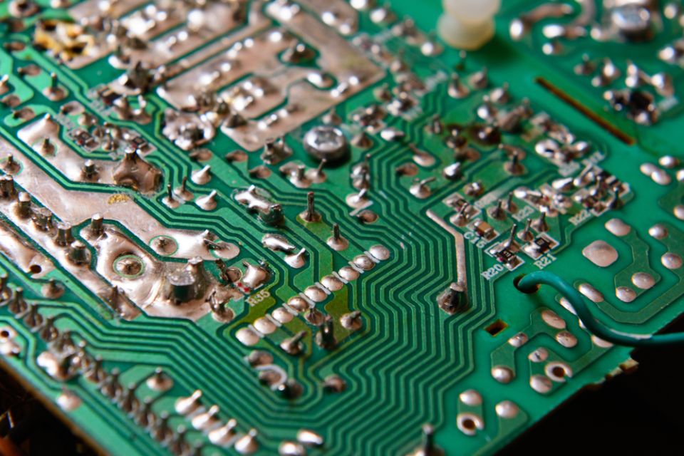 Enrutamiento del plano de potencia de una PCB