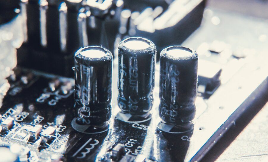 Jaki rozmiar kondensatora sprzęgającego należy użyć dla cyfrowych układów scalonych?